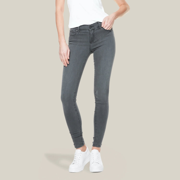 Women wearing Gris medio Mid Rise Skinny Orchard Jeans