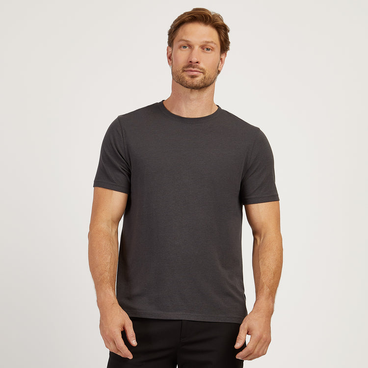 Men wearing Gris oscuro Luxe Stretch Tee