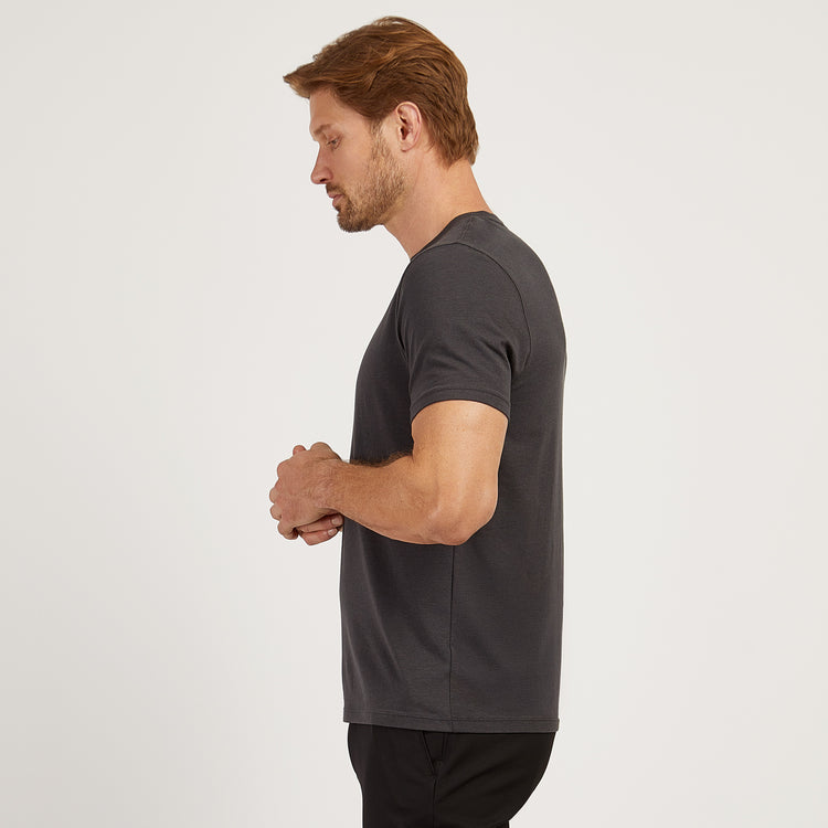 Men wearing Gris oscuro Luxe Stretch Tee