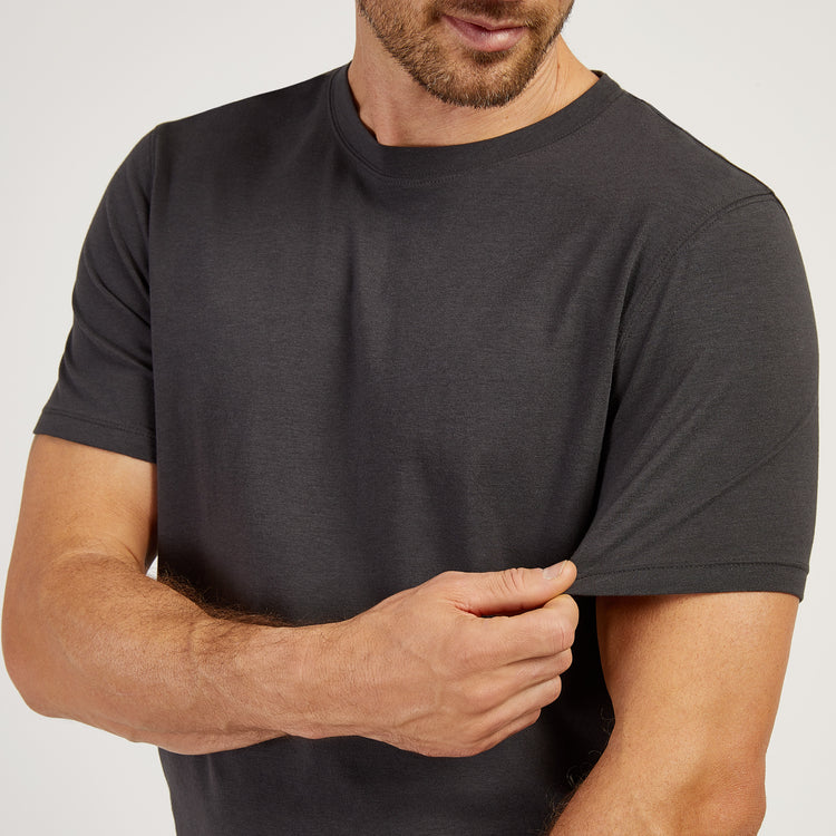 Men wearing Gris oscuro Luxe Stretch Tee