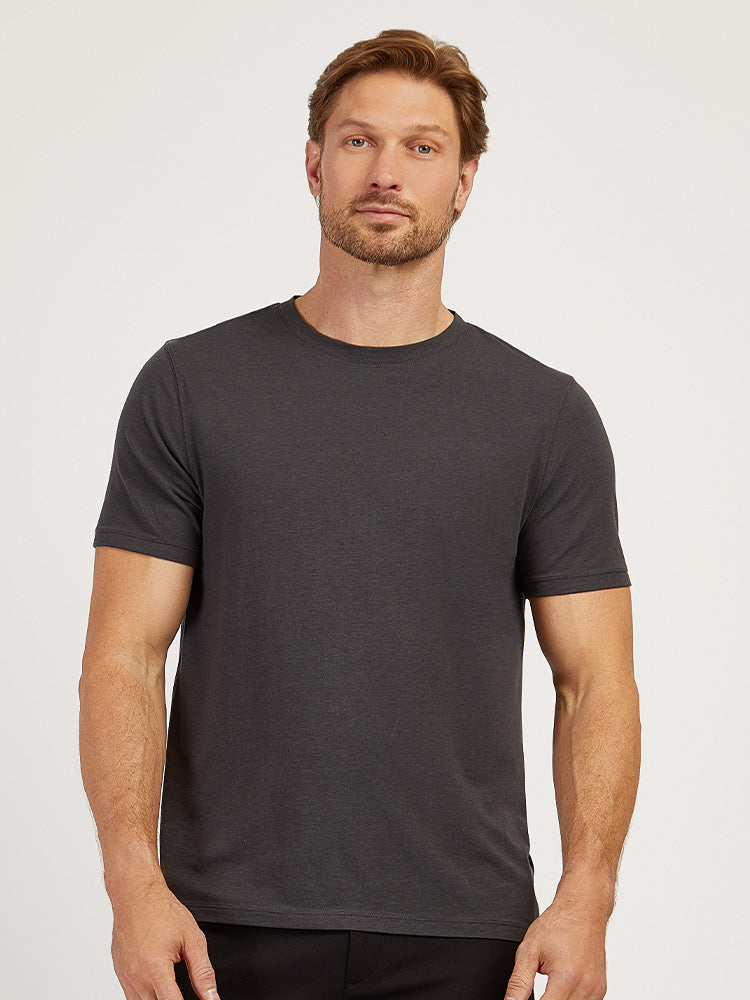 Men wearing Gris oscuro Luxe Stretch Tee