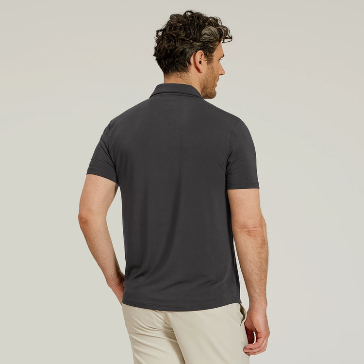 Men wearing Gris oscuro Luxe Performance Polo