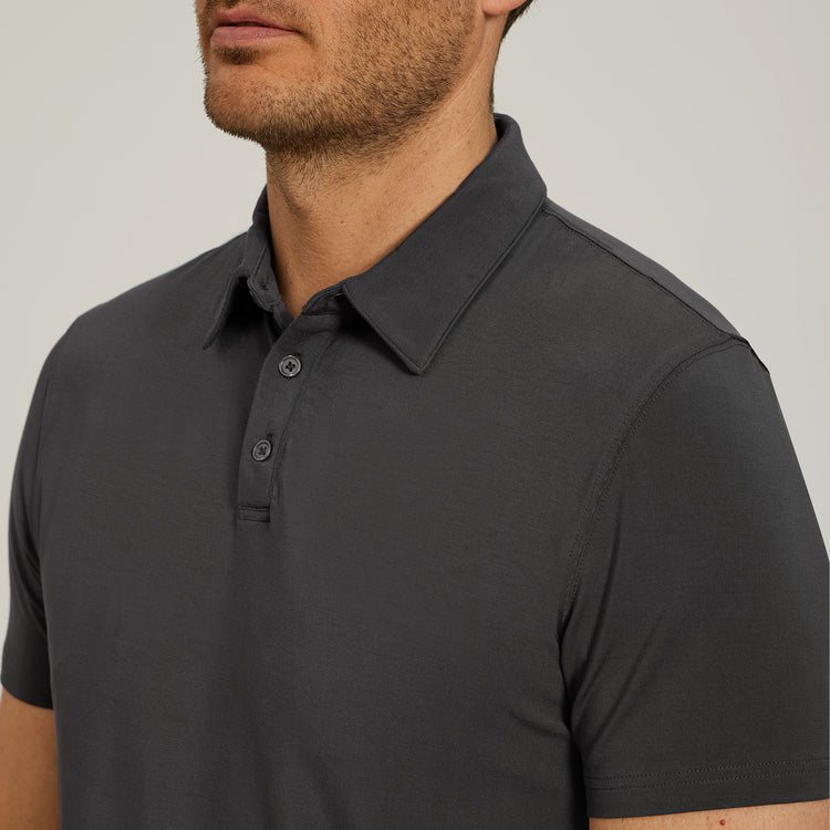 Men wearing Gris oscuro Luxe Performance Polo