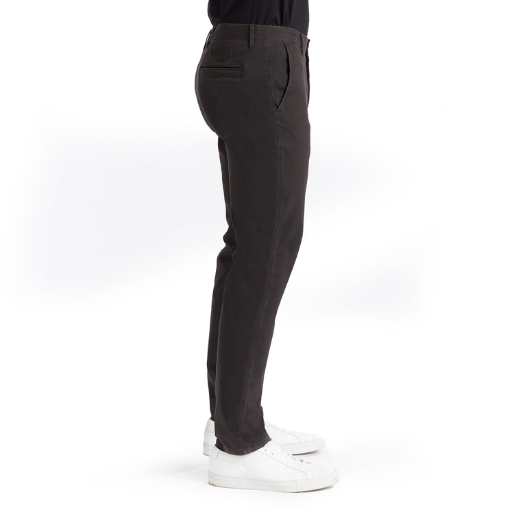 Men wearing Gris foncé Everyday Comfort Slim Chino Pants
