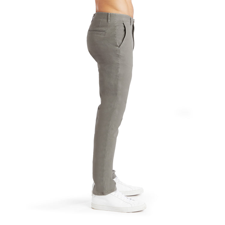 Men wearing Gris claro Everyday Comfort Slim Chino Pants