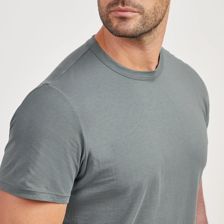 Men wearing Carbón desteñido Classic Crew Driggs Tee