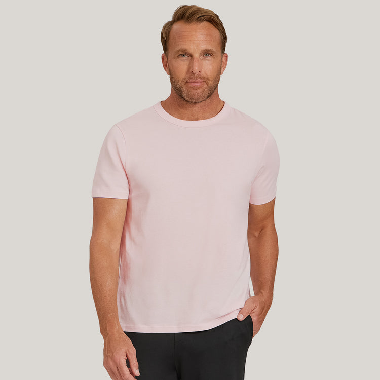 Men wearing Rosa pálido Classic Crew Driggs Tee