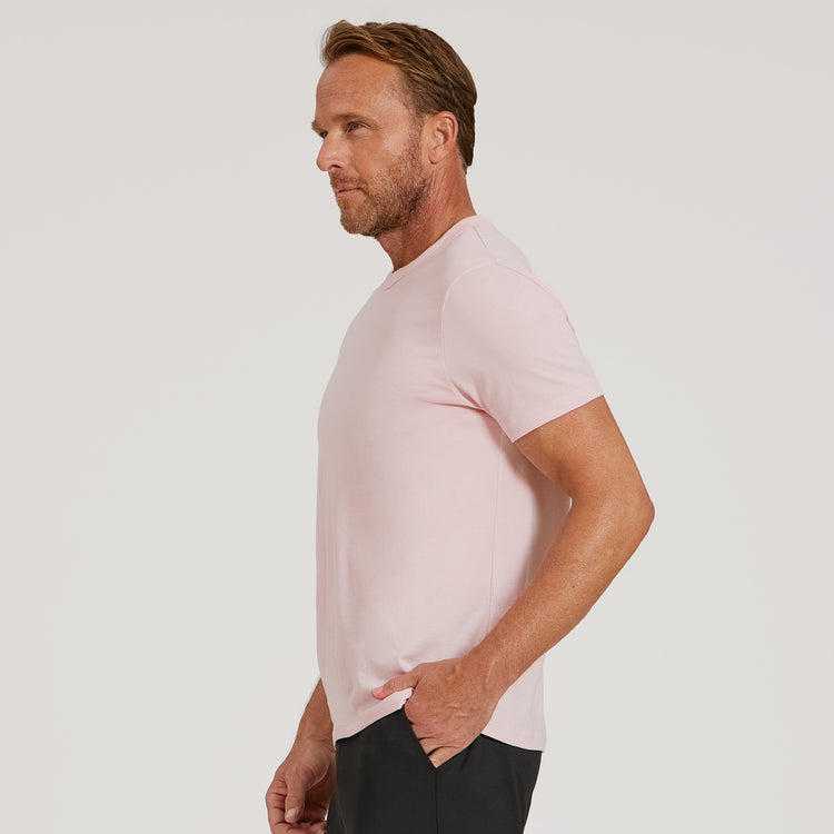 Men wearing Rosa pálido Classic Crew Driggs Tee