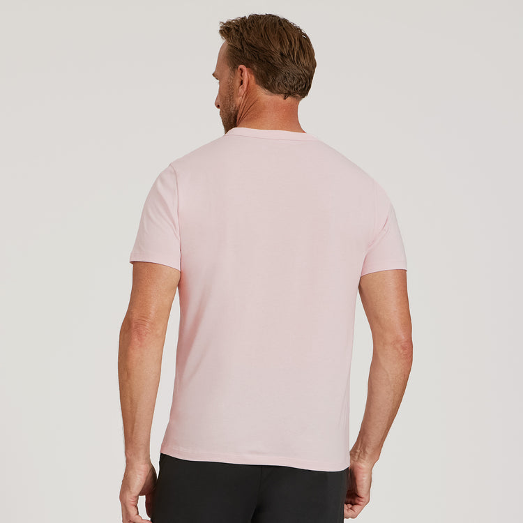 Men wearing Rosa pálido Classic Crew Driggs Tee