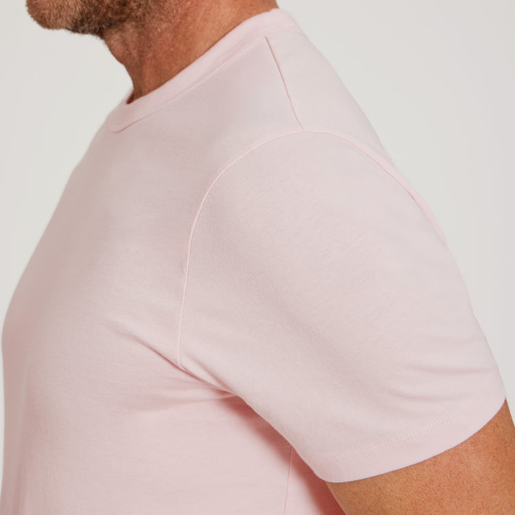 Men wearing Rosa pálido Classic Crew Driggs Tee