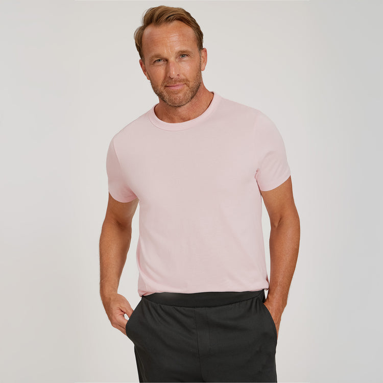 Men wearing Rosa pálido Classic Crew Driggs Tee