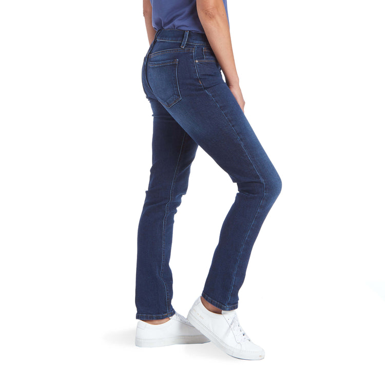Women wearing Azul oscuro/medio Mid Rise Slim Straight Grand Jeans