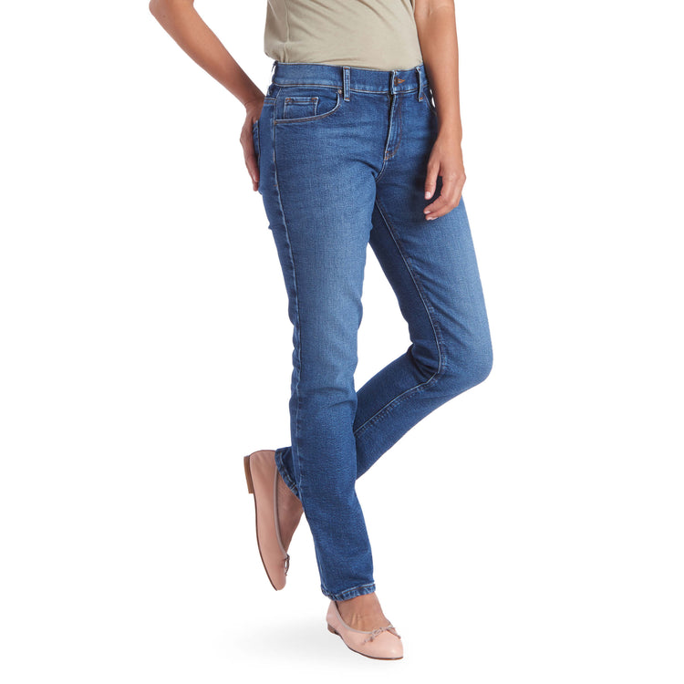 Women wearing Azul medio Mid Rise Slim Straight Grand Jeans