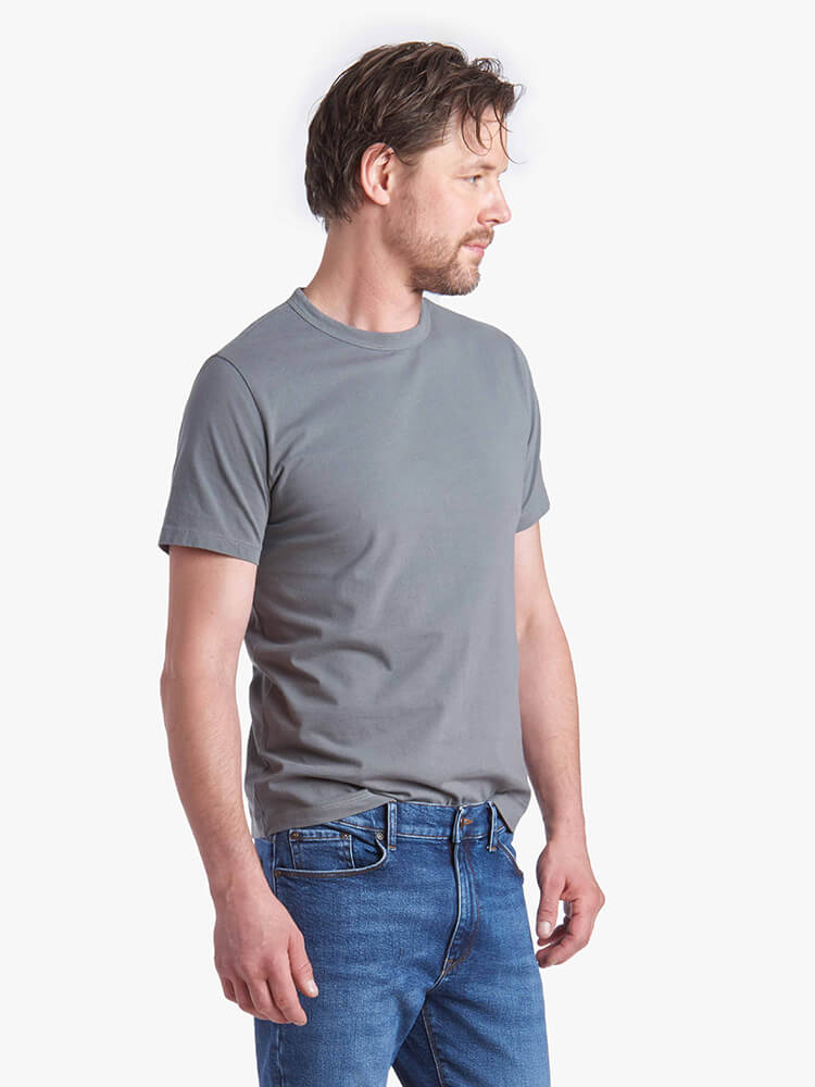 Men wearing Gris bleu Classic Crew Driggs Tee