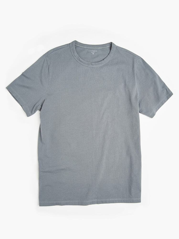 Men wearing Carbón desteñido Classic Crew Driggs Tee