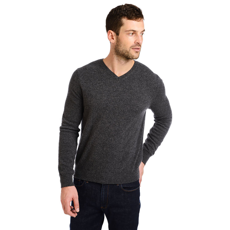 Men wearing Gris Fusain Classic Cashmere V-Neck Bergen Sweater