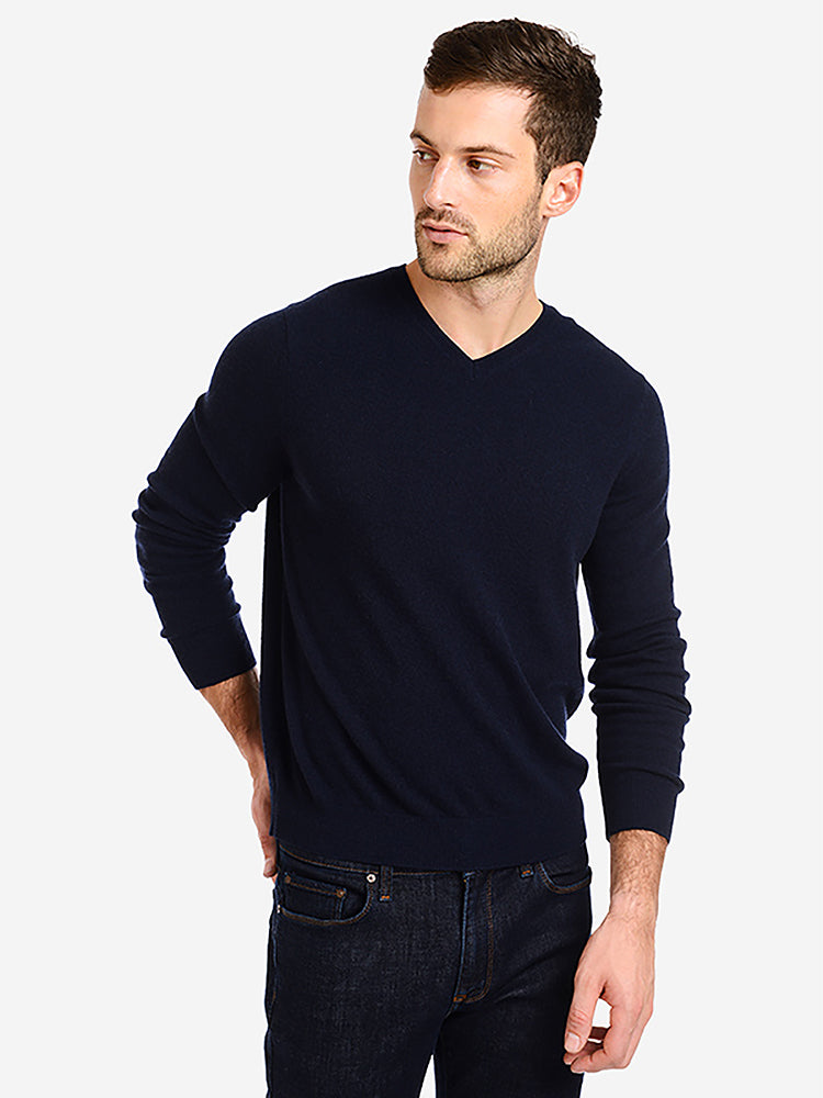 Men wearing Bleu marine Classic Cashmere V-Neck Bergen Sweater