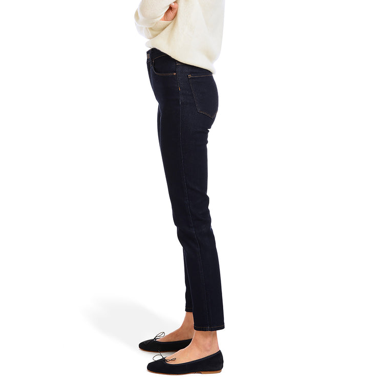 Women wearing Bleu Foncé High Rise Mom Oliver Jeans