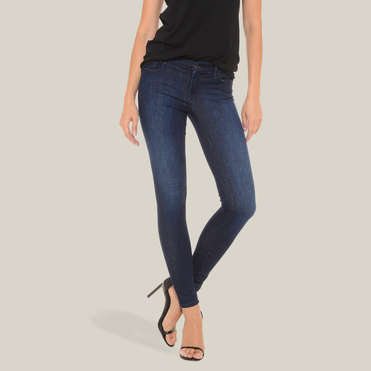 Women wearing Bleu  Médium/Foncé Grove Mid Rise Skinny Jeans