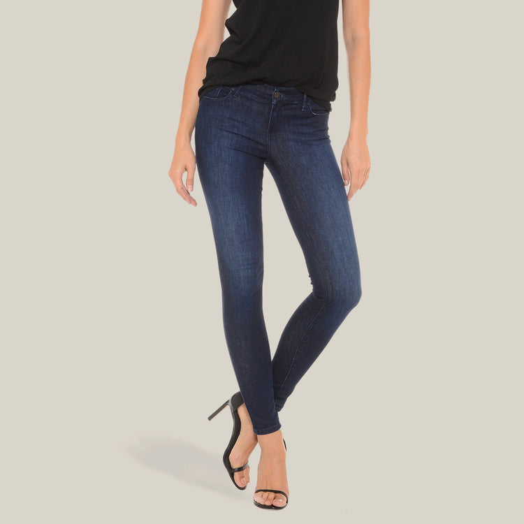 Women wearing Bleu  Médium/Foncé Grove Mid Rise Skinny Jeans