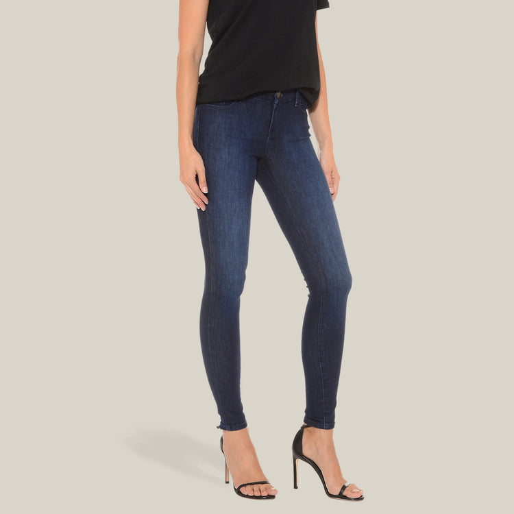 Women wearing Bleu  Médium/Foncé Grove Mid Rise Skinny Jeans