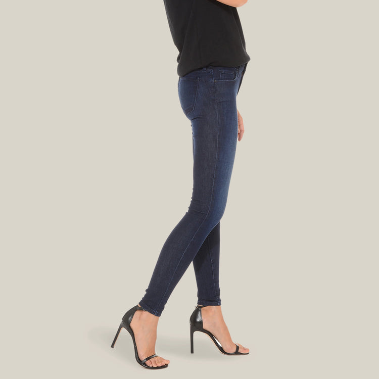 Women wearing Bleu  Médium/Foncé Grove Mid Rise Skinny Jeans