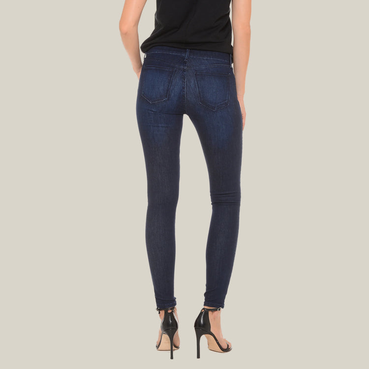 Women wearing Bleu  Médium/Foncé Grove Mid Rise Skinny Jeans