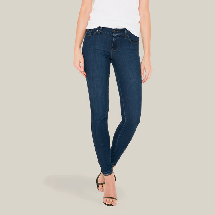 Women wearing Azul medio Mid Rise Skinny Jane Jeans