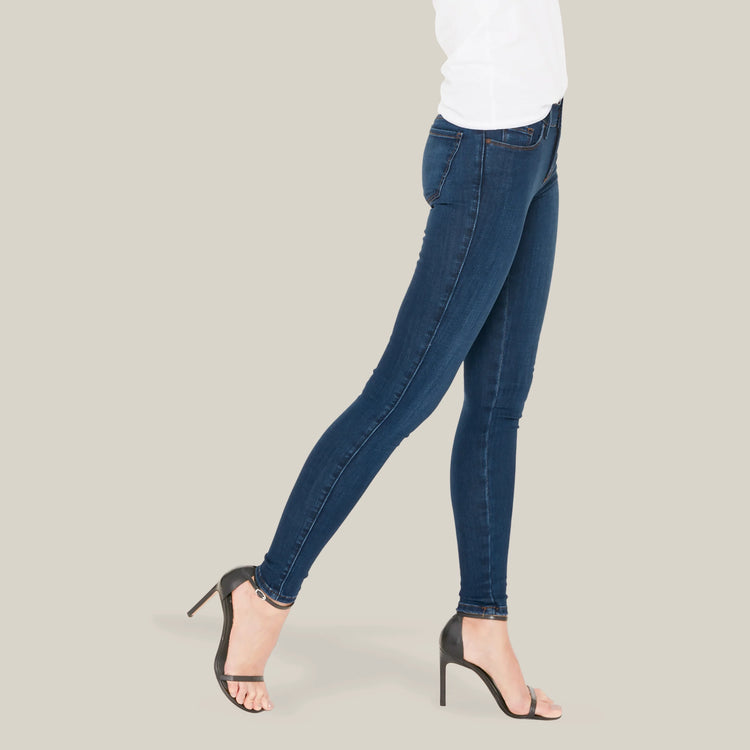 Women wearing Azul medio Mid Rise Skinny Jane Jeans