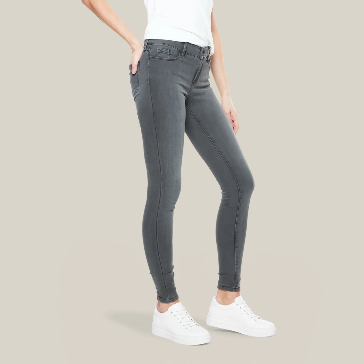 Women wearing Gris medio Mid Rise Skinny Orchard Jeans