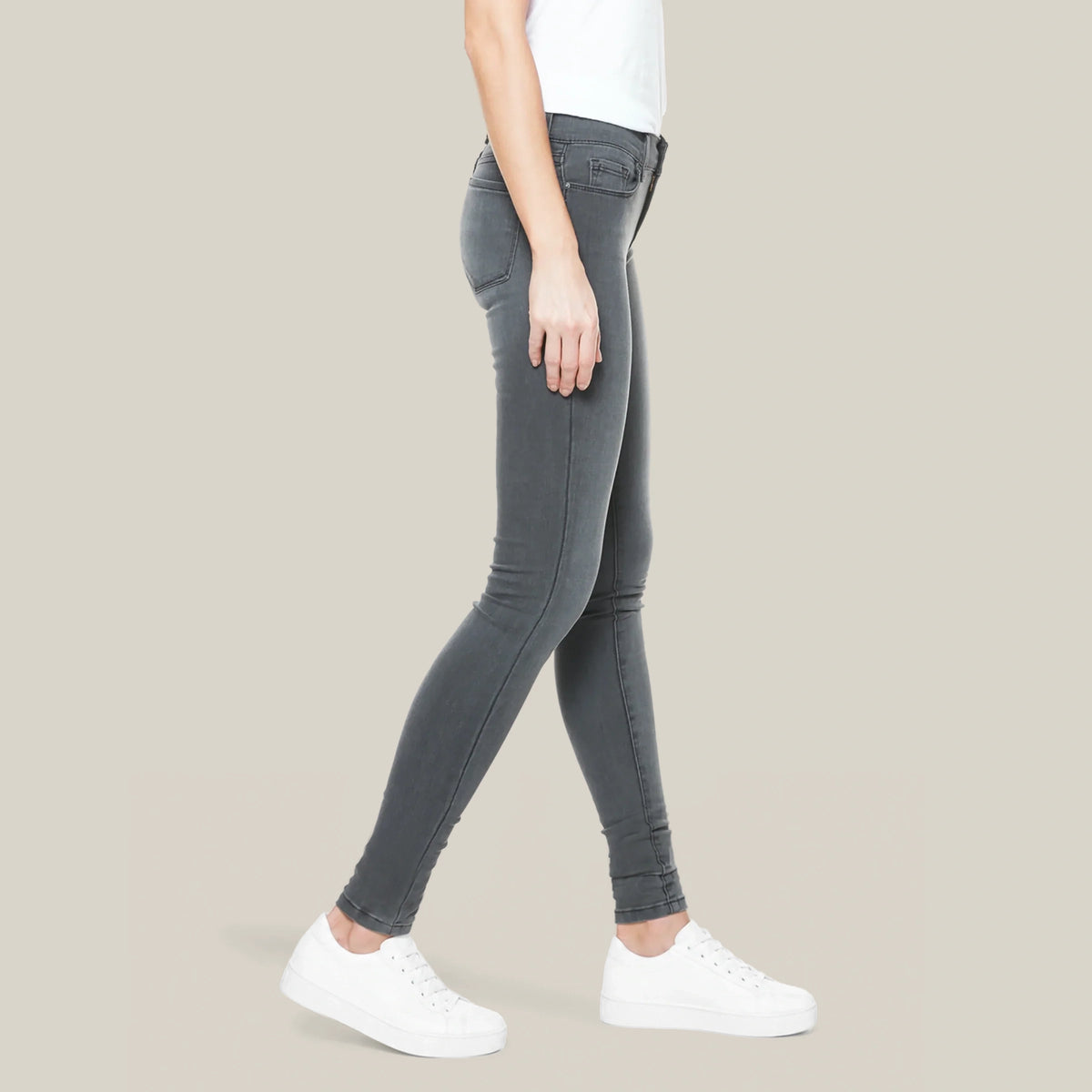 Women wearing Gris medio Mid Rise Skinny Orchard Jeans
