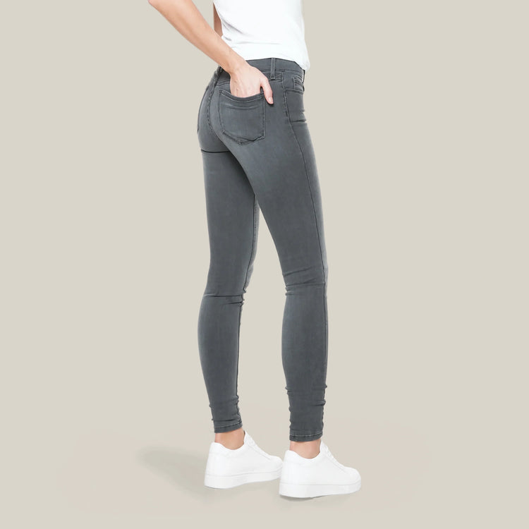Women wearing Gris medio Mid Rise Skinny Orchard Jeans