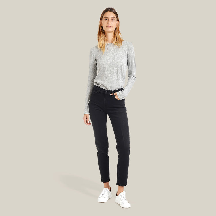 Women wearing Noir délavé Allen High Rise Slim Mom Jeans