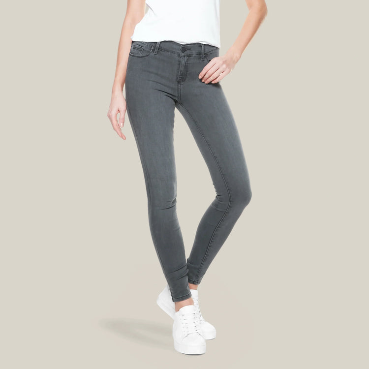 Women wearing Gris medio Mid Rise Skinny Orchard Jeans