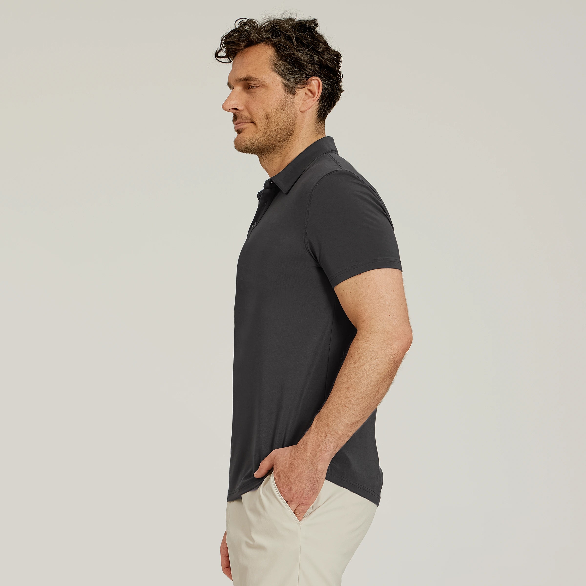 Men wearing Gris oscuro Luxe Performance Polo