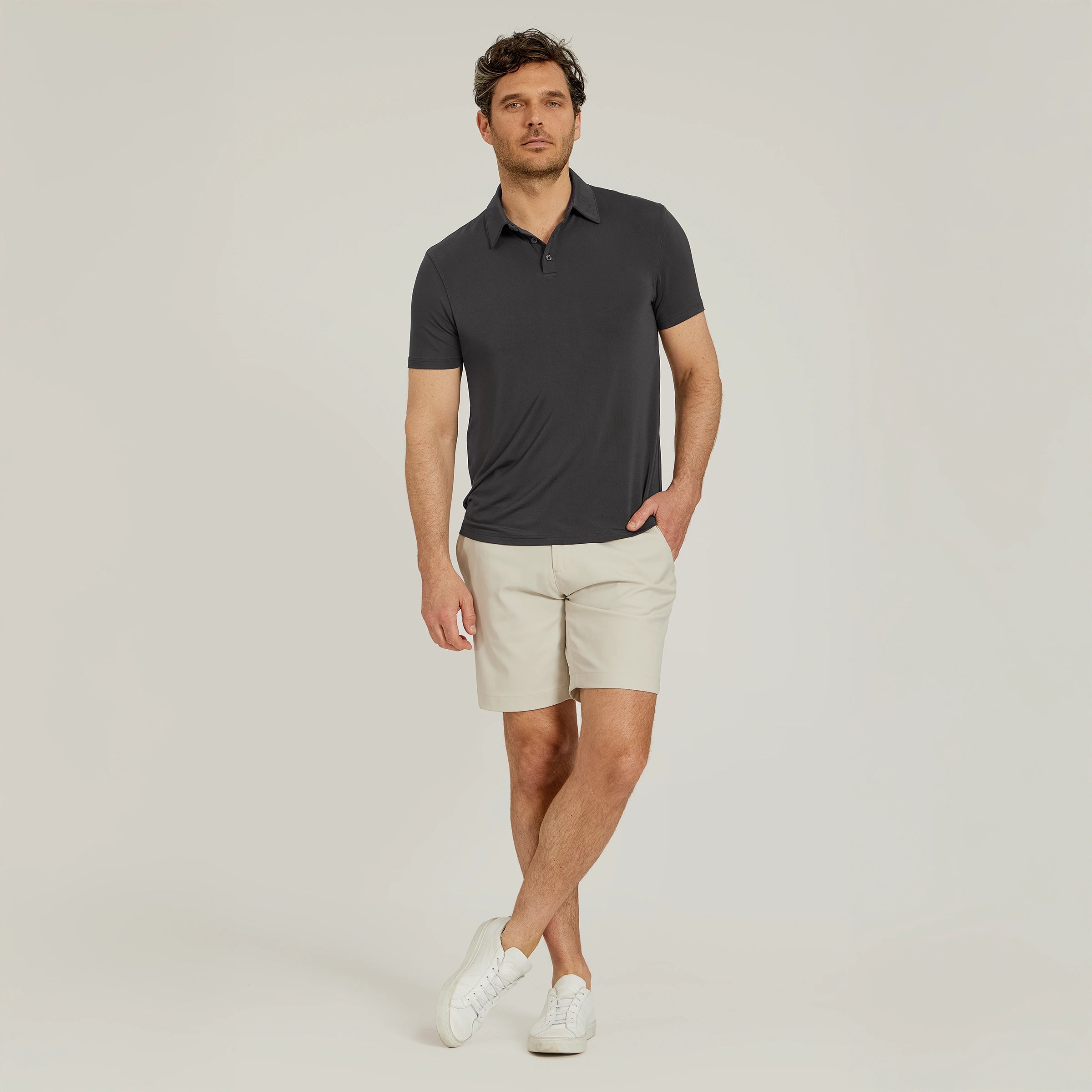 Men wearing Gris oscuro Luxe Performance Polo