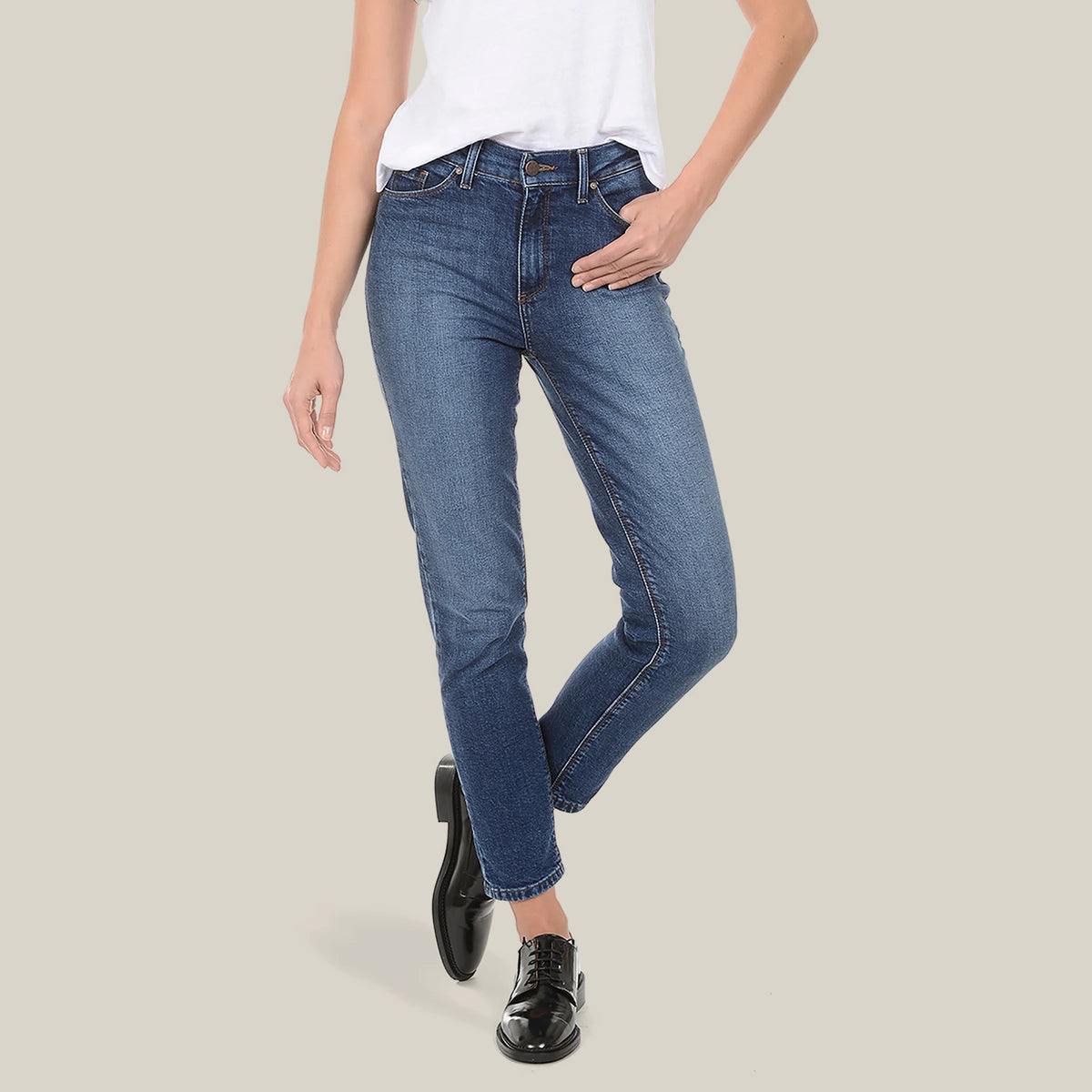 Women wearing Bleu  Médium/Foncé Ridge High Rise Slim Mom Jeans