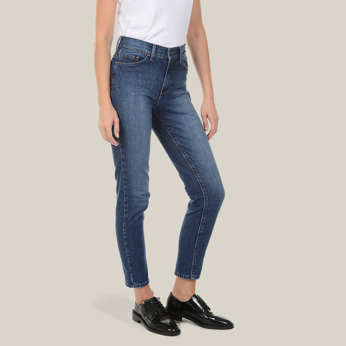 Women wearing Bleu  Médium/Foncé Ridge High Rise Slim Mom Jeans