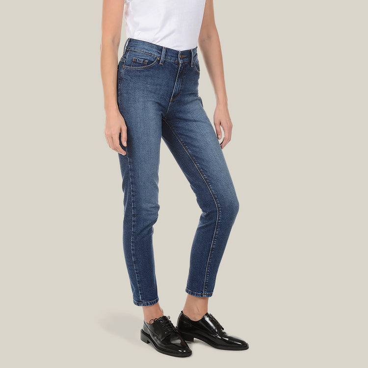 Women wearing Bleu  Médium/Foncé Ridge High Rise Slim Mom Jeans