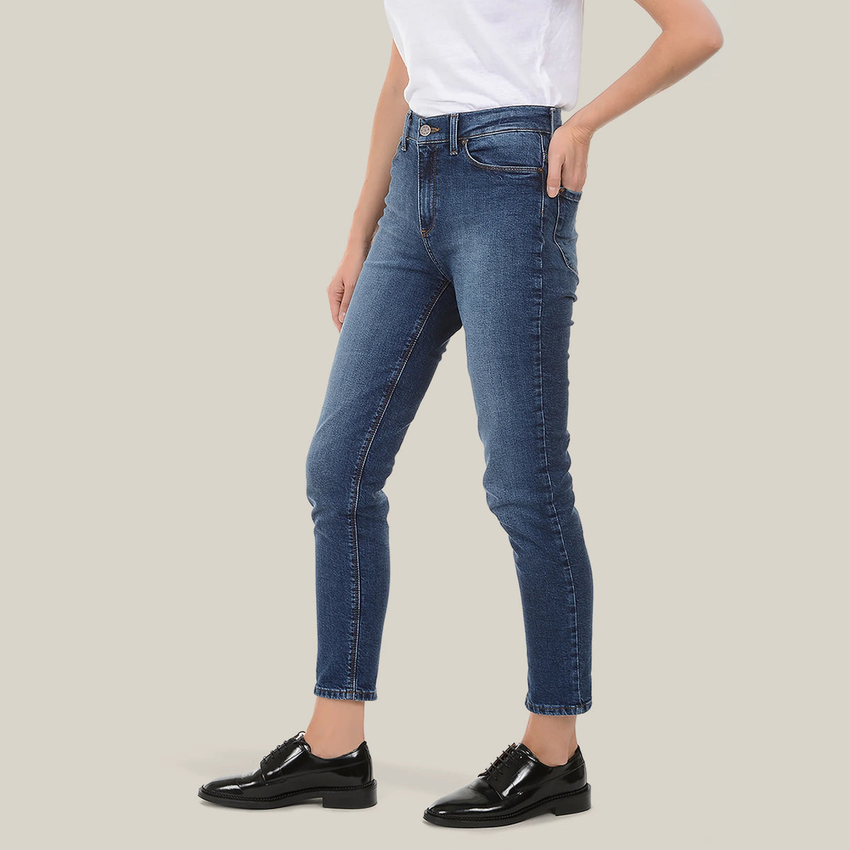 Women wearing Bleu  Médium/Foncé Ridge High Rise Slim Mom Jeans