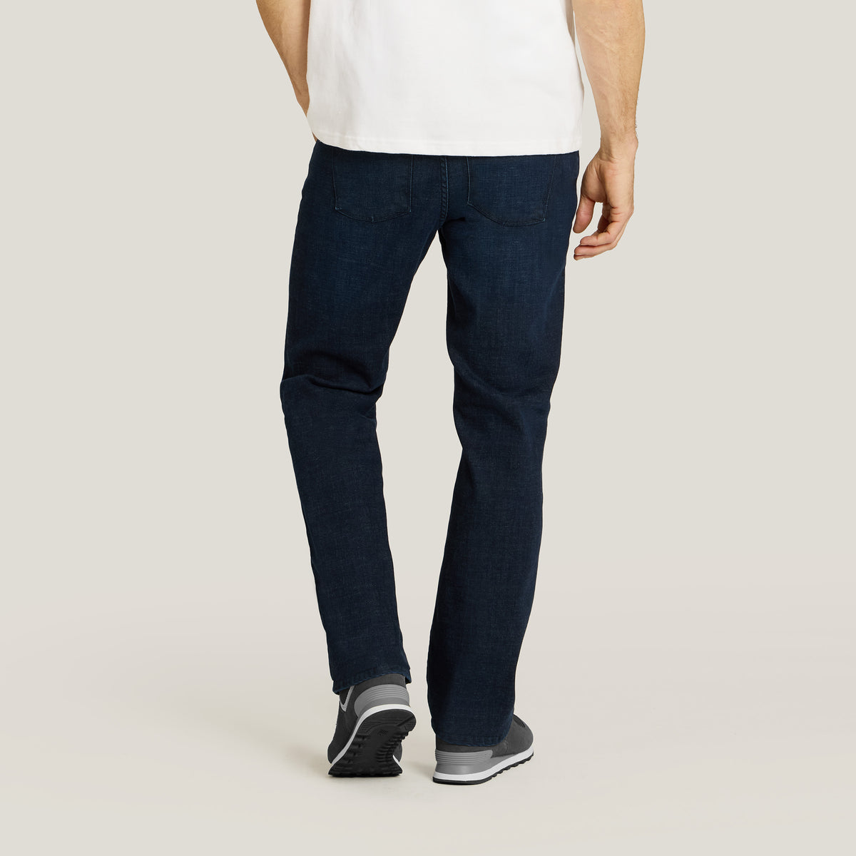 Men wearing Bleu  Médium/Foncé Straight Crosby Jeans