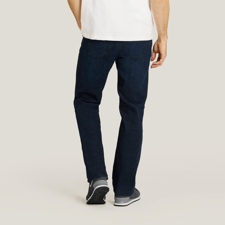 Men wearing Bleu  Médium/Foncé Straight Crosby Jeans