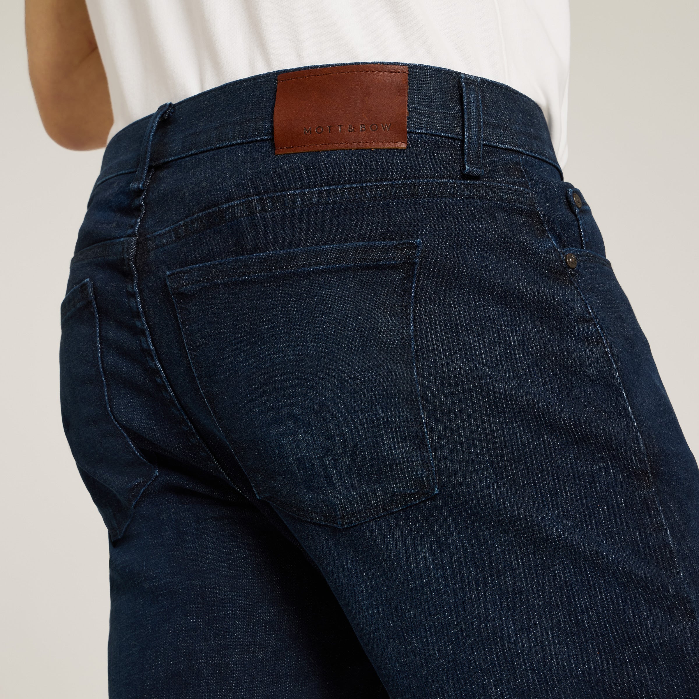 Men wearing Azul oscuro/medio The Straight Blue Jeans Edit jeans