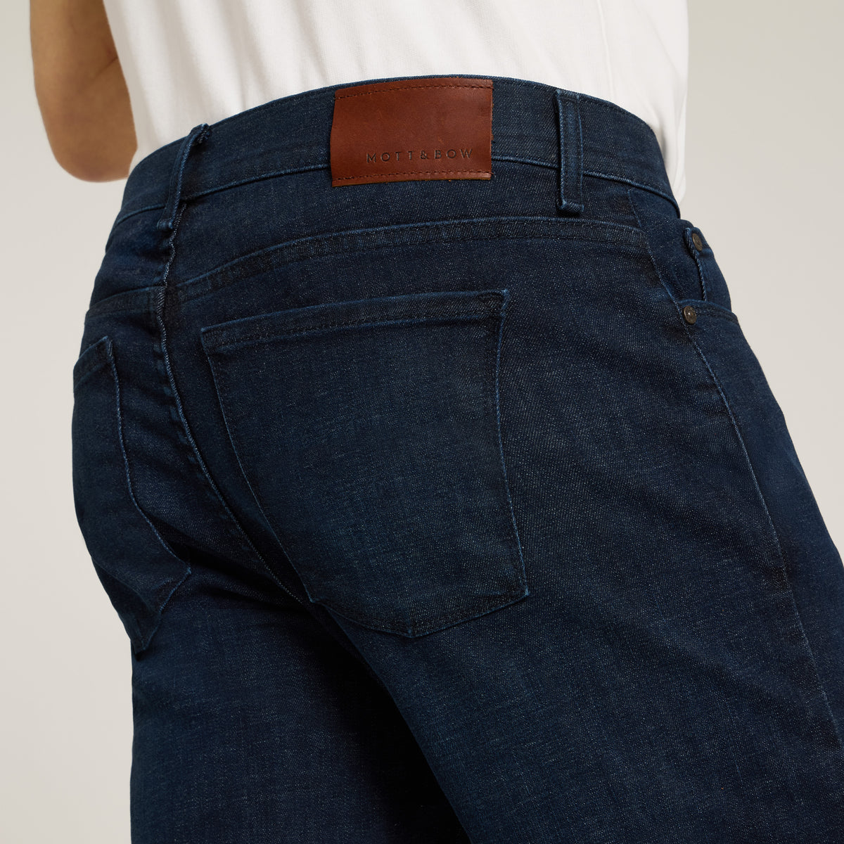 Men wearing Bleu  Médium/Foncé Straight Crosby Jeans