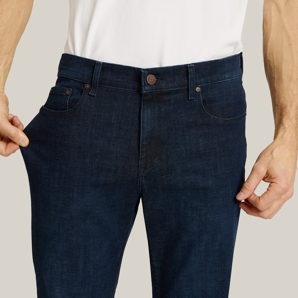 Men wearing Bleu  Médium/Foncé Straight Crosby Jeans