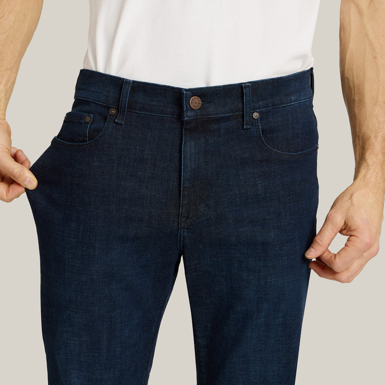 Men wearing Bleu  Médium/Foncé Straight Crosby Jeans