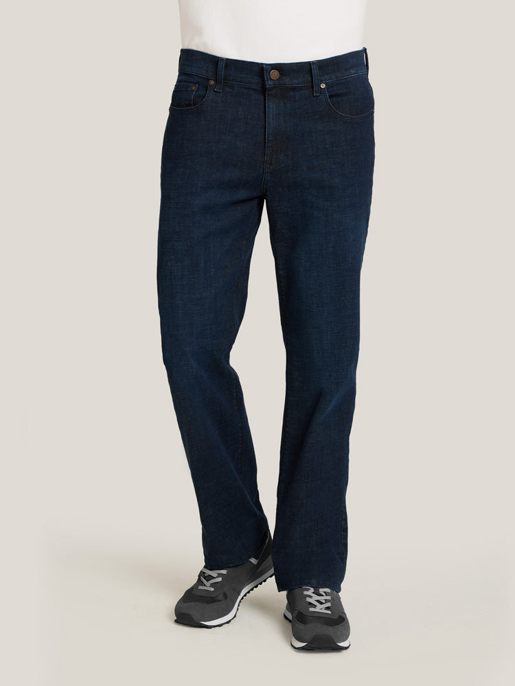 Men wearing Bleu  Médium/Foncé Straight Crosby Jeans
