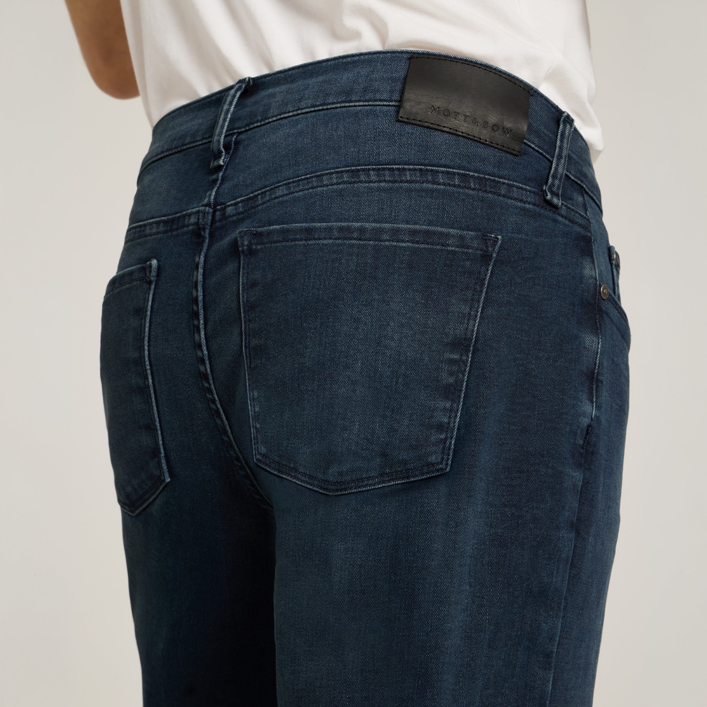 Men wearing Bleu  Médium/Foncé Straight Staple Jeans
